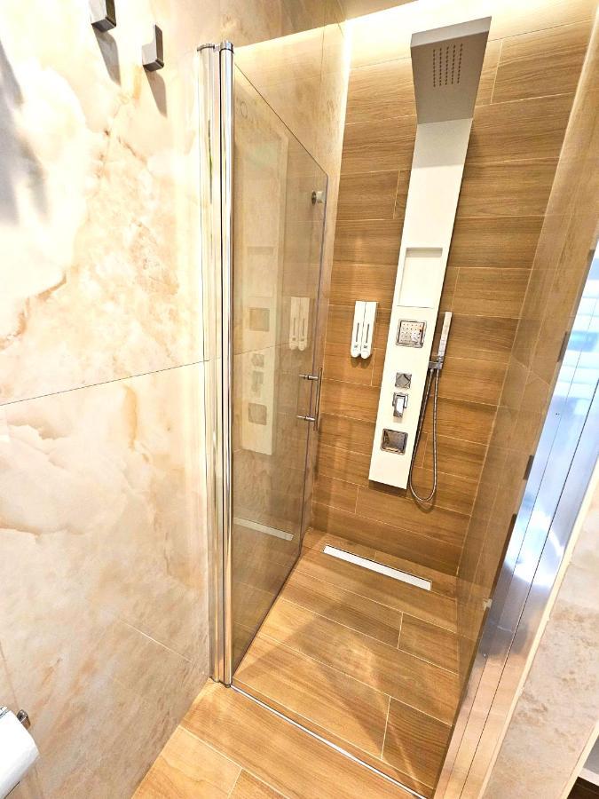 Astoria Supreme - Modern Boutique Suites Lecce Bagian luar foto