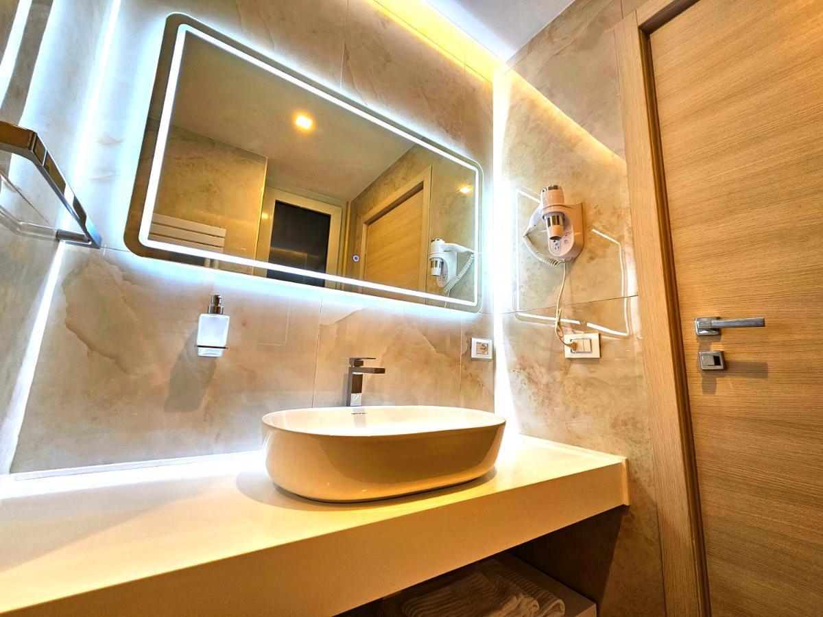 Astoria Supreme - Modern Boutique Suites Lecce Bagian luar foto